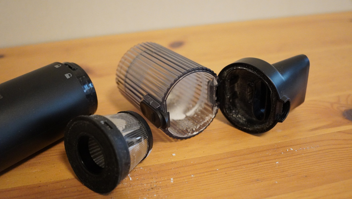 ダストカップもフィルターも簡単に取り外しとセットができてお手入れもラク。ダストカップの容量は少ないので、自然にこまめにゴミ捨てることになり、衛生性を保てる