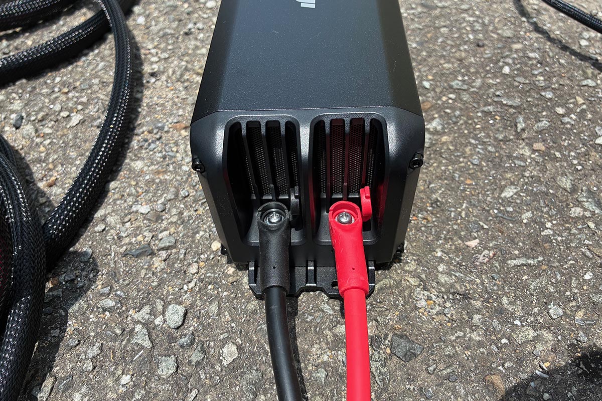 反対側をチャージャーへネジ止め