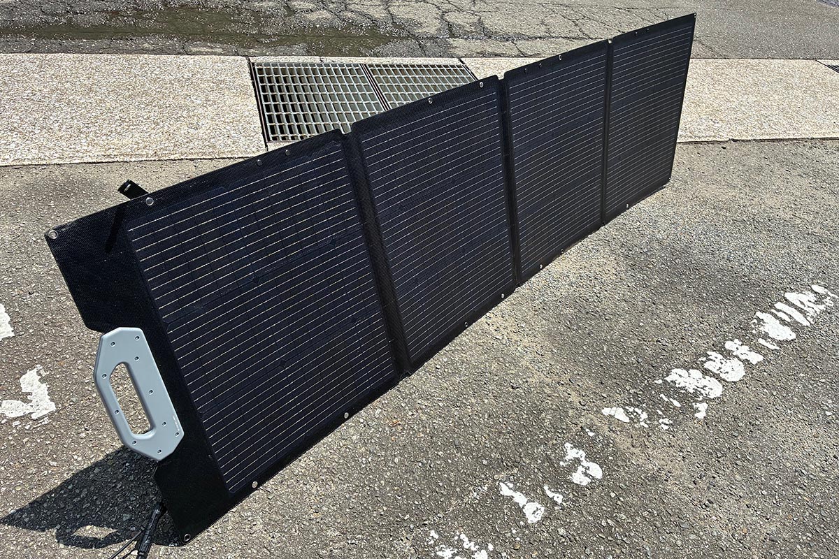 今回テストした「IBCPOWER 200W Foldable Solar Panel」
