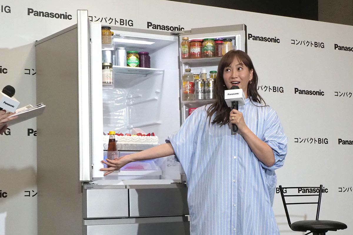 大きなケーキが冷蔵庫の中から披露された