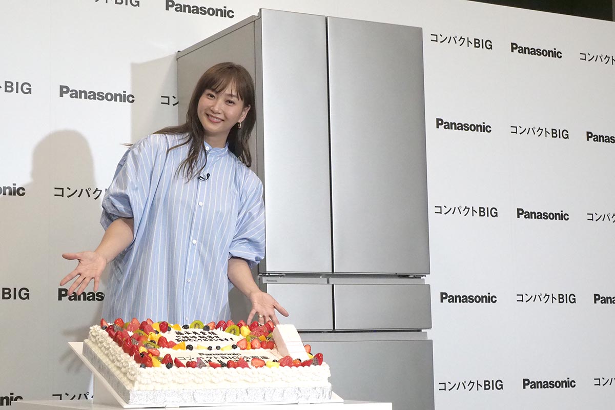 大きなケーキが冷蔵庫の中から披露された