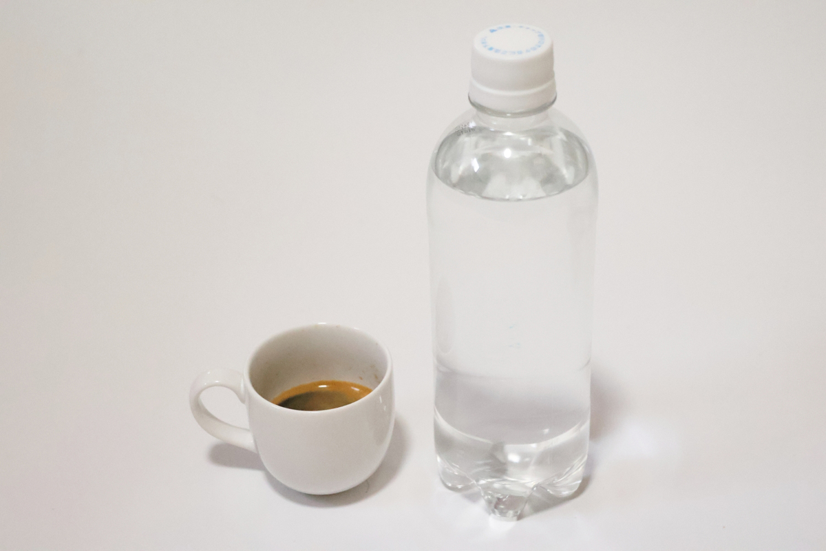 60mlで抽出(抽出量50ml)したコーヒーと500mlペットボトルの比較