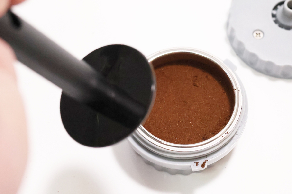 コーヒー粉の量は付属の計量スプーンすりきり1杯〜1杯半(約9〜14g)が推奨。平らにならす時は、計量スプーンの底面を使う。