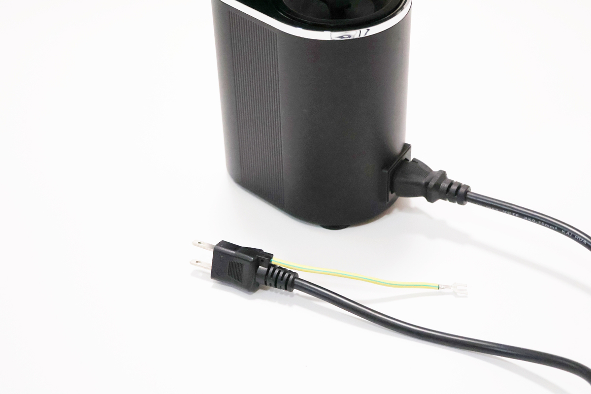 電源プラグとともに、漏電時の感電事故を防ぐためにアース線を接続することが推奨されています