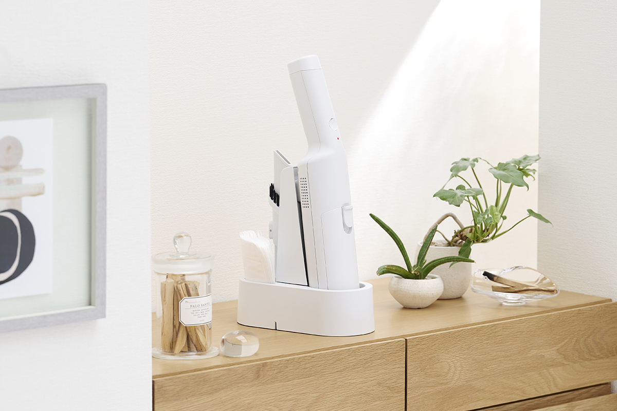 専用の充電スタンドに立てるだけで充電できる