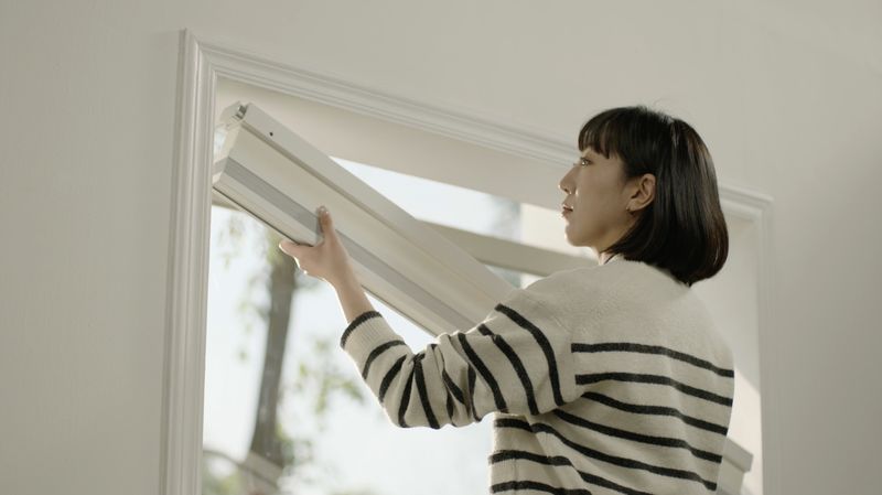 穴開け不要の突っ張り式で、壁を傷つけずに取り付けられる
