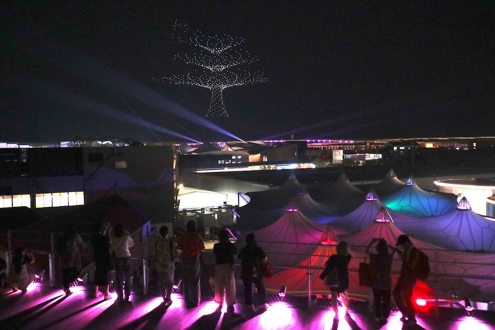 大阪万博で人気のドローンショー。その演出を支える最先端の広域・照明コントロール技術を見る