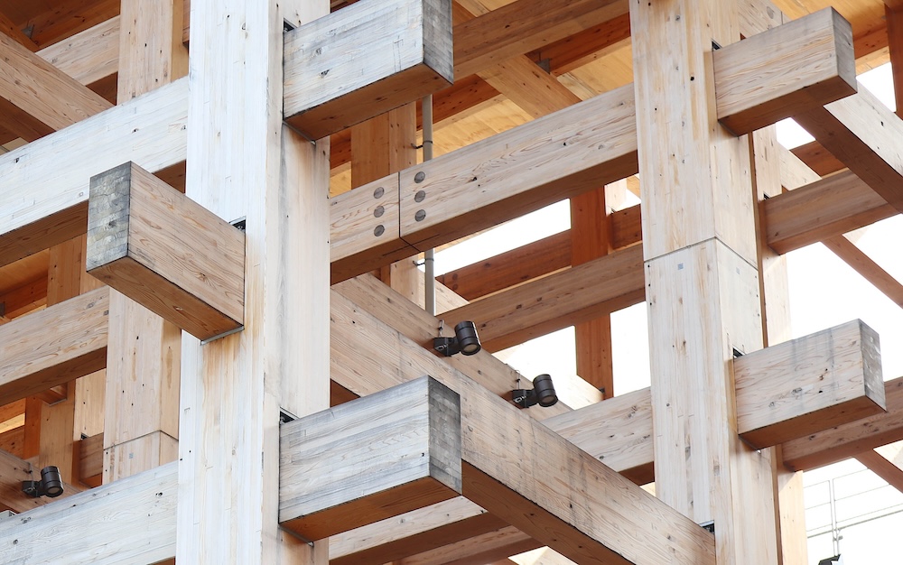 本来「貫」と「柱」は、三角形の木製の「楔」で固定するのが「貫工法」だが、大屋根リングでは金属製の楔が使われている