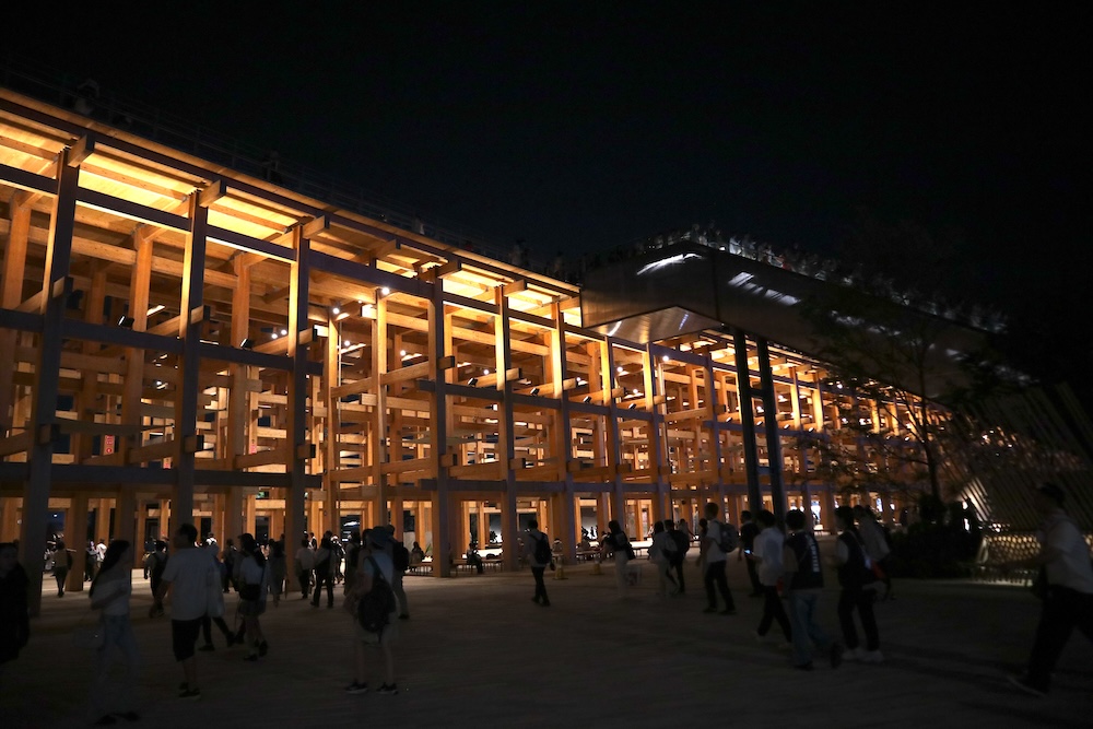 夜間になるとガラリと雰囲気が変わる大屋根リング。内側からライトアップされるので、楔がないのが目立たなくなり、和の雰囲気が一層増す