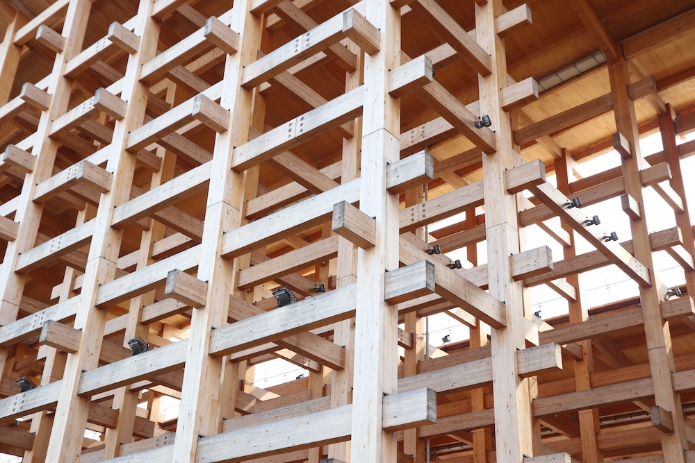 四角い照明(左下)が投光器、丸く円筒形の照明(右中央)がスポットライト