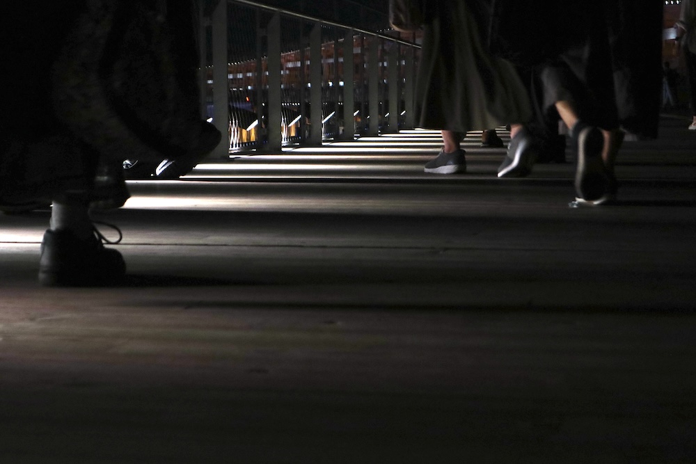 大屋根リングの遊歩道にも照明が設置されている。安全性の確保だけでなく、演出用としても活躍する