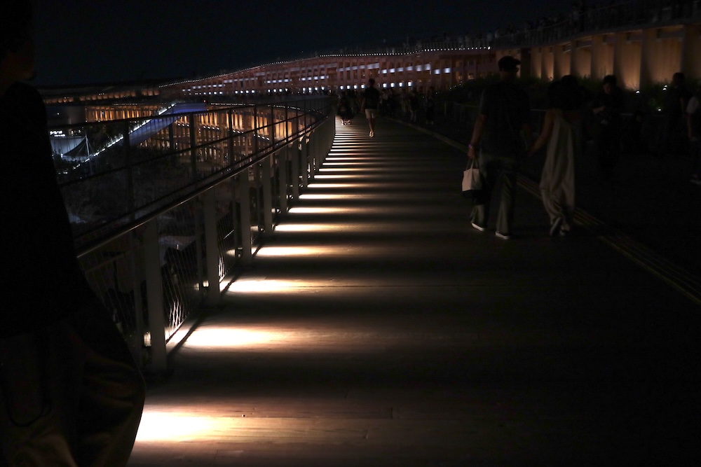 外灯のように上から照らさなくても、十分に明るい。この照明は地上からは見えないので、大屋根リング自体の照明効果を邪魔することもない