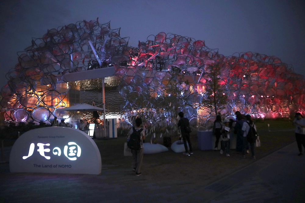 「ノモの国」のライトアップでもYOI-en(ヨイエン)が使われており、子供たちが作った物語に合わせてライティングパターンを変える演出も用意されている