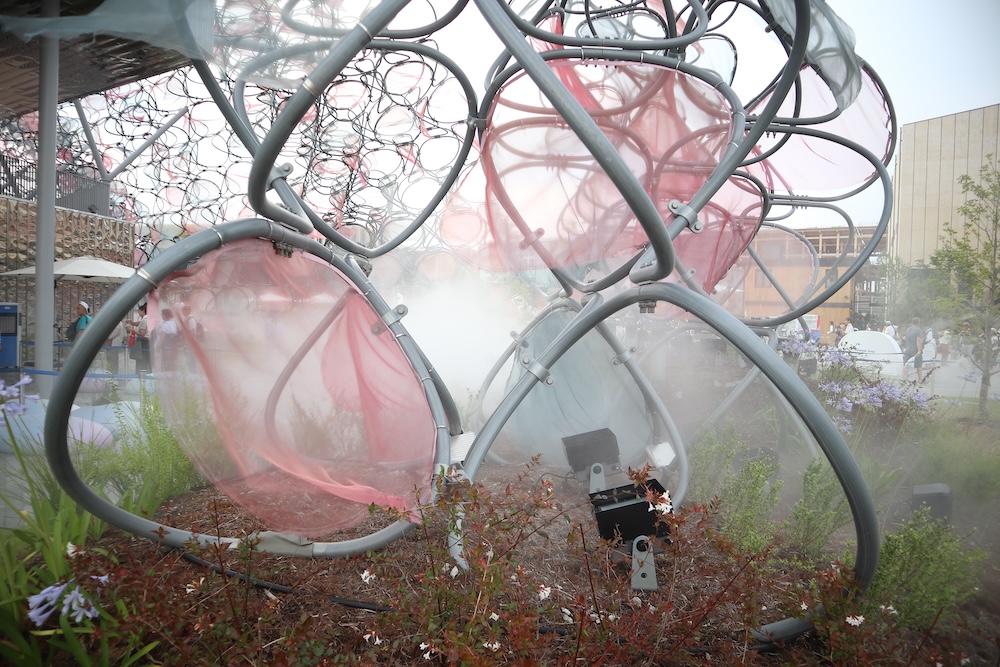 チョウの羽ばたきをデザインした外壁には、フルカラー投光器が複数設置され、大屋根リングとは別系統のYOI-enで制御されている