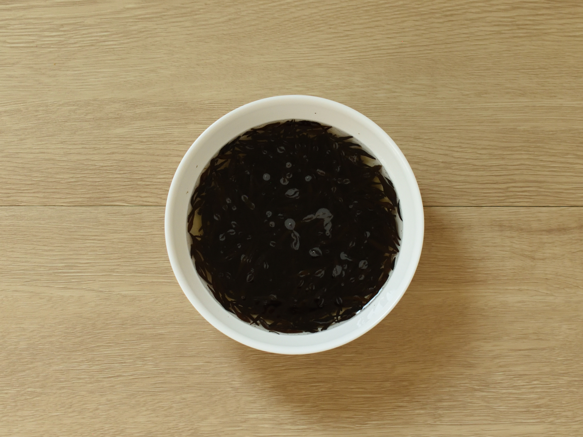 乾燥ひじきを水で戻します