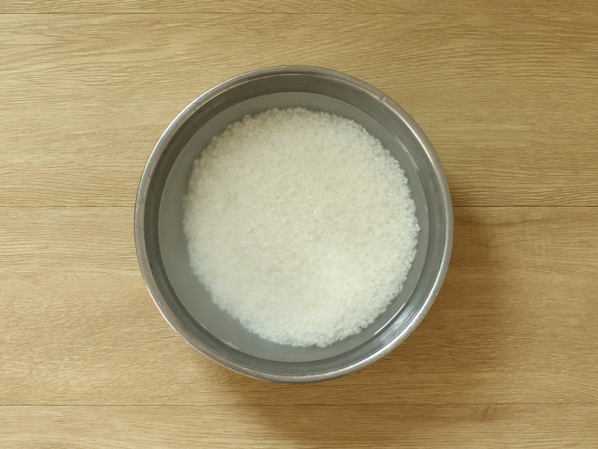 米を約30分水に浸します