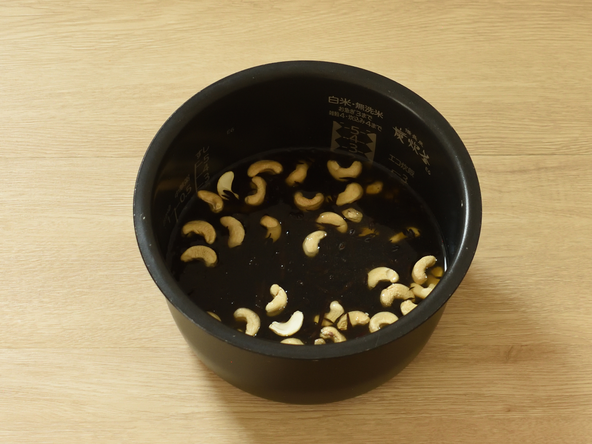 調味料を先に入れてから、水を2合のラインまで加えます