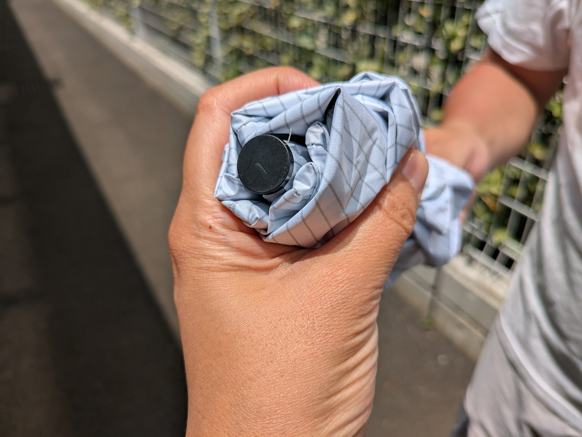 折りたたんだ時の直径は約5cm。持ち運びも楽々
