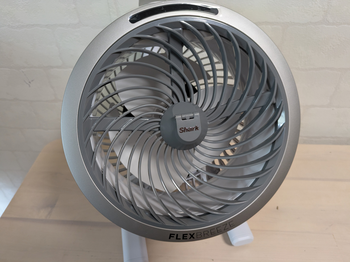 本体正面。中央にミストの吹き出し口が備えられています