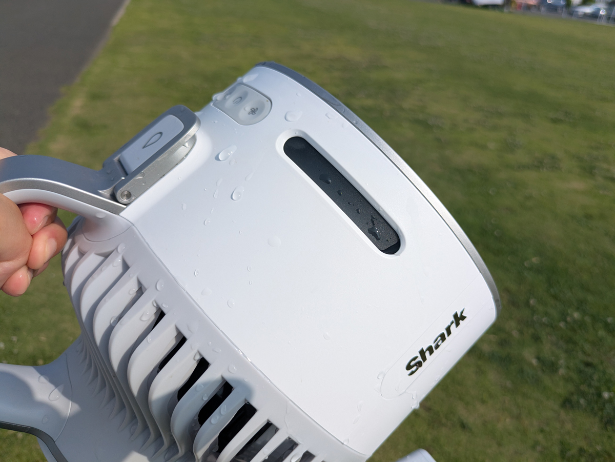 IPX5の防水性能とUV耐性を備えているので、急な雨が降ってきても、真夏の日差しの中でも問題なし