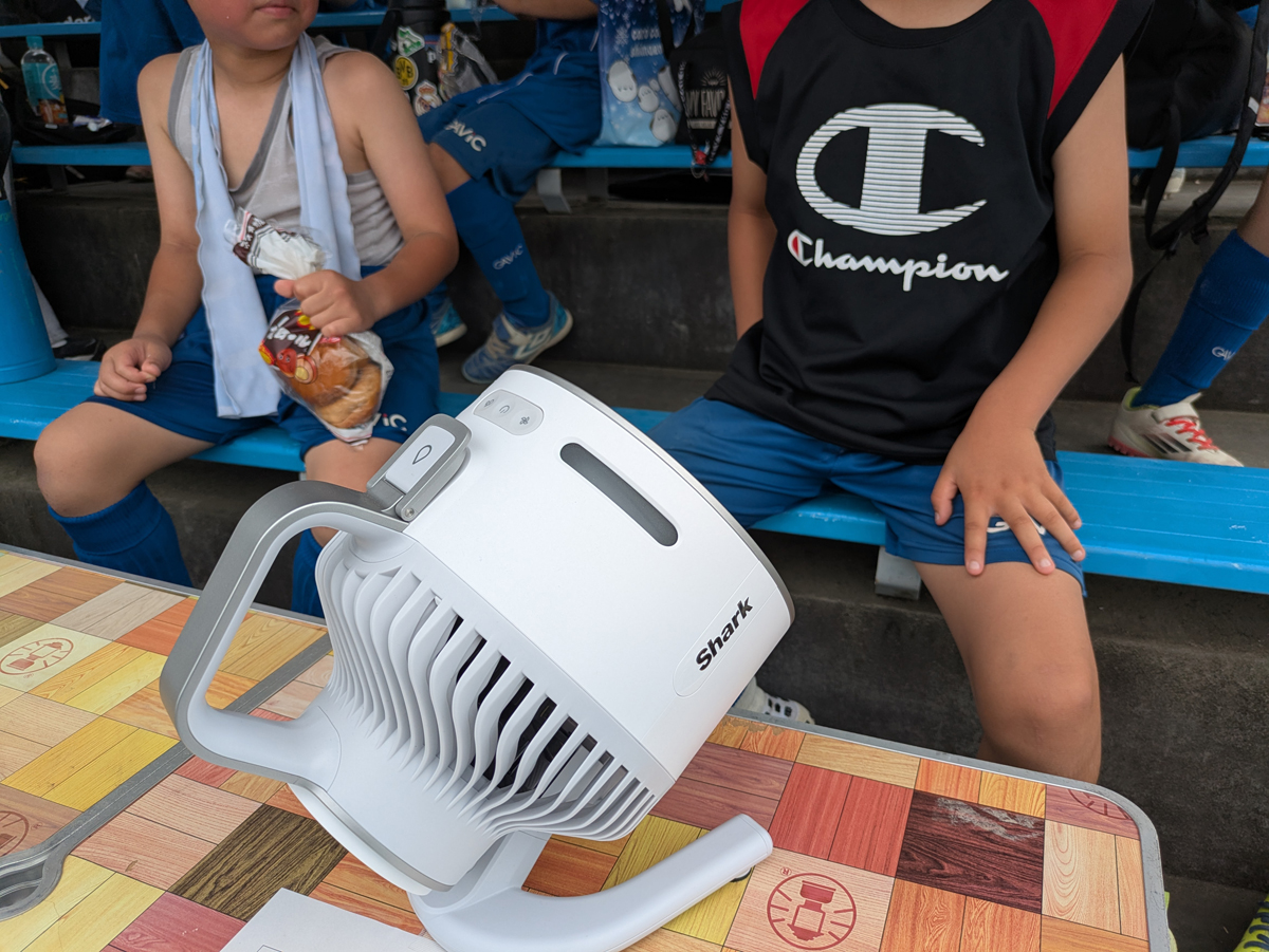 試合後の子供たちに風を向けてみたところ。歓声があがりました