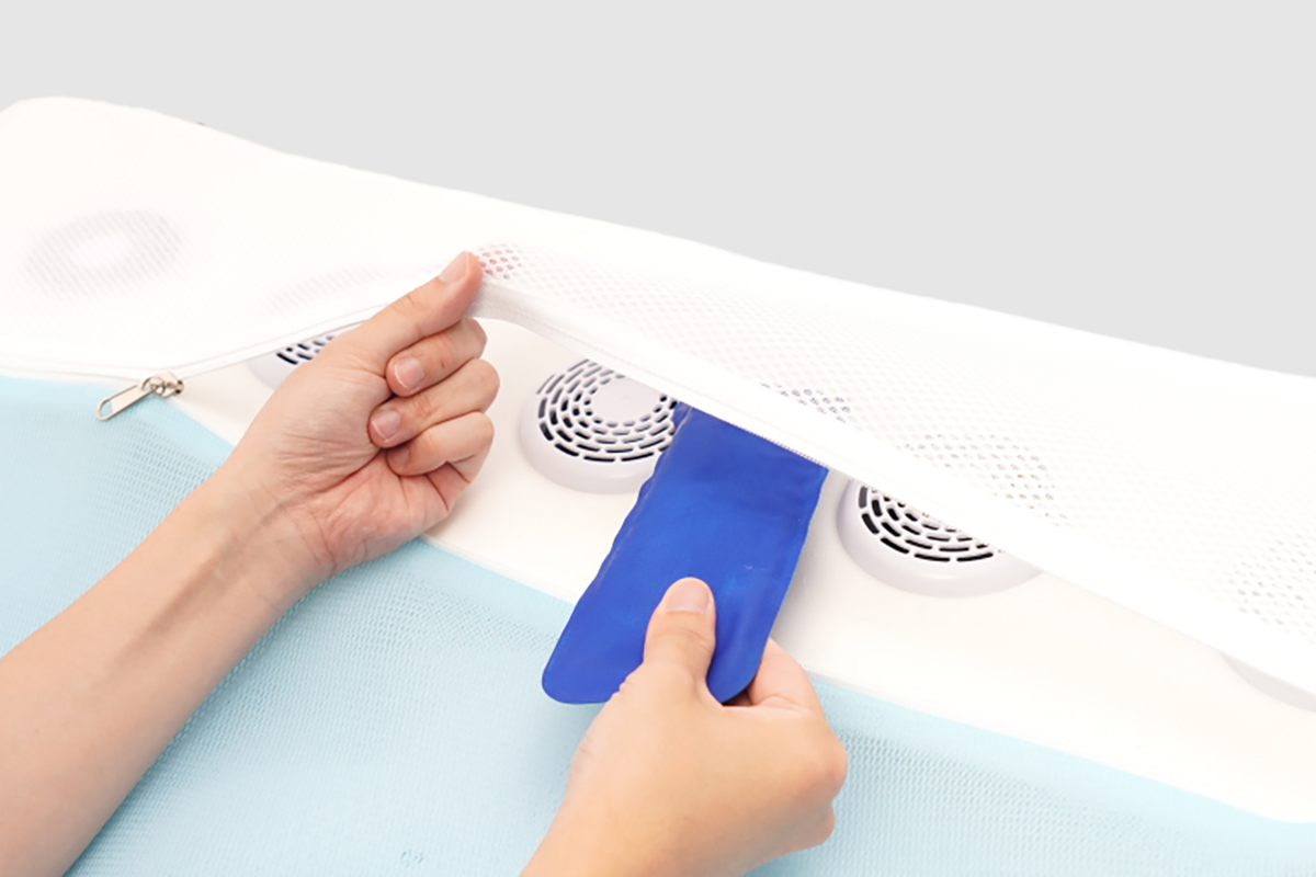 保冷剤(別売)を入れることで、送風の冷たさを強化できる