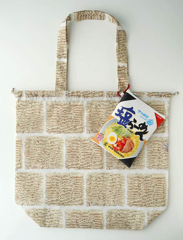 エコバッグにポーチを下げてもかわいい