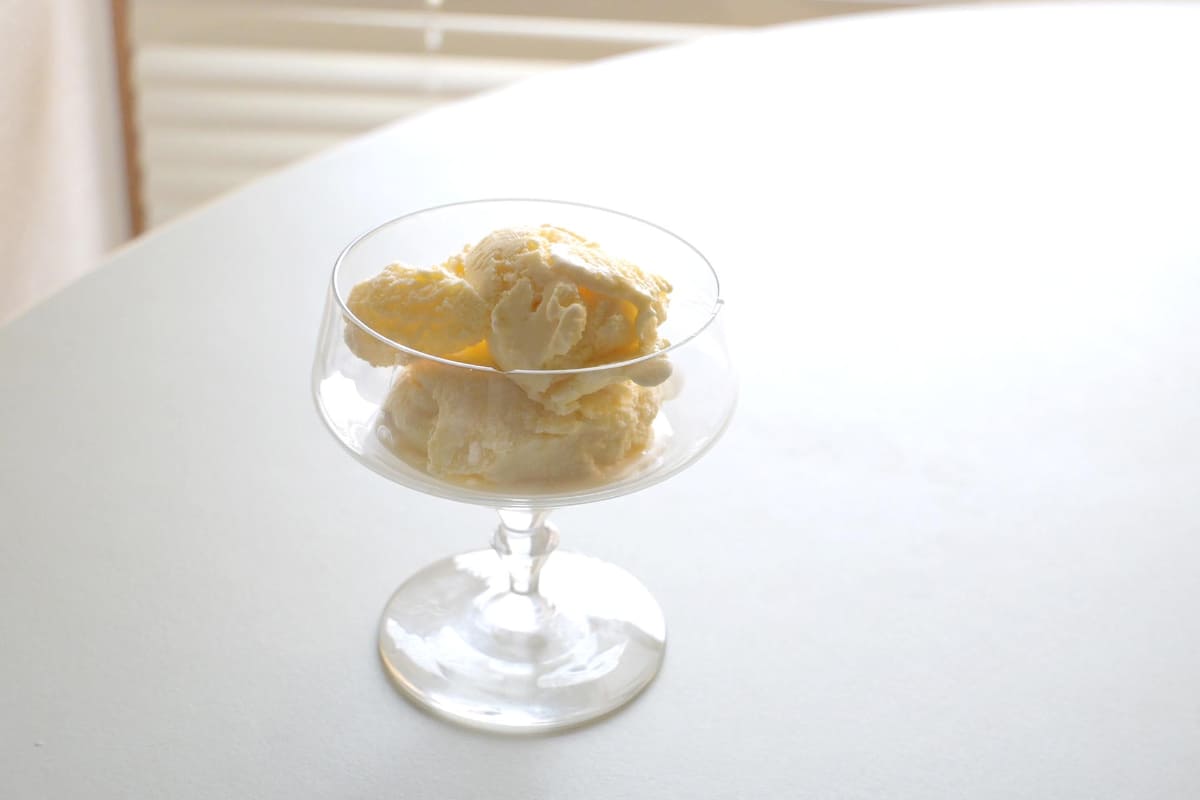 できあがったバニラアイスを盛り付け