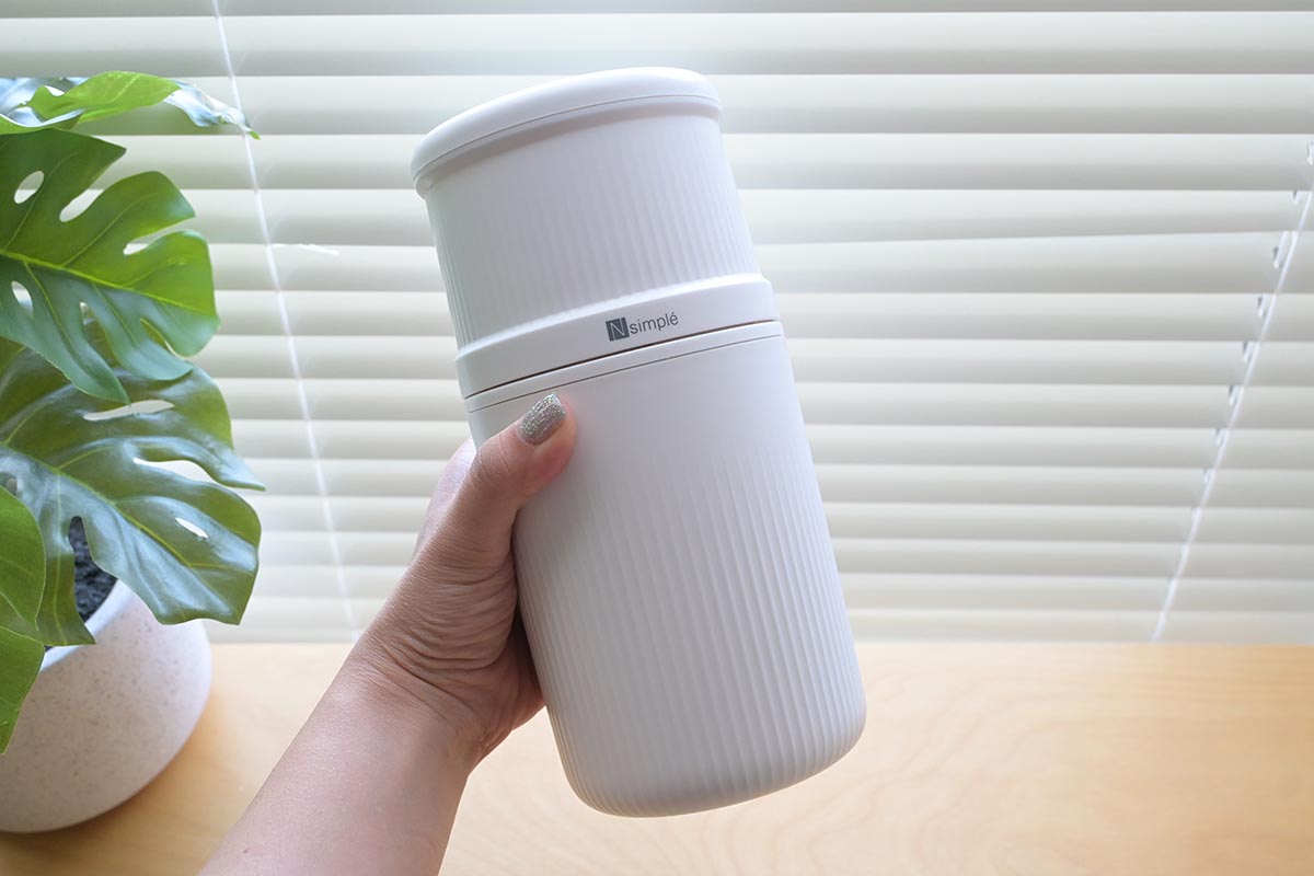 比較的手のサイズが小さい筆者でも、特に無理なく持てました。持ち運びは楽々