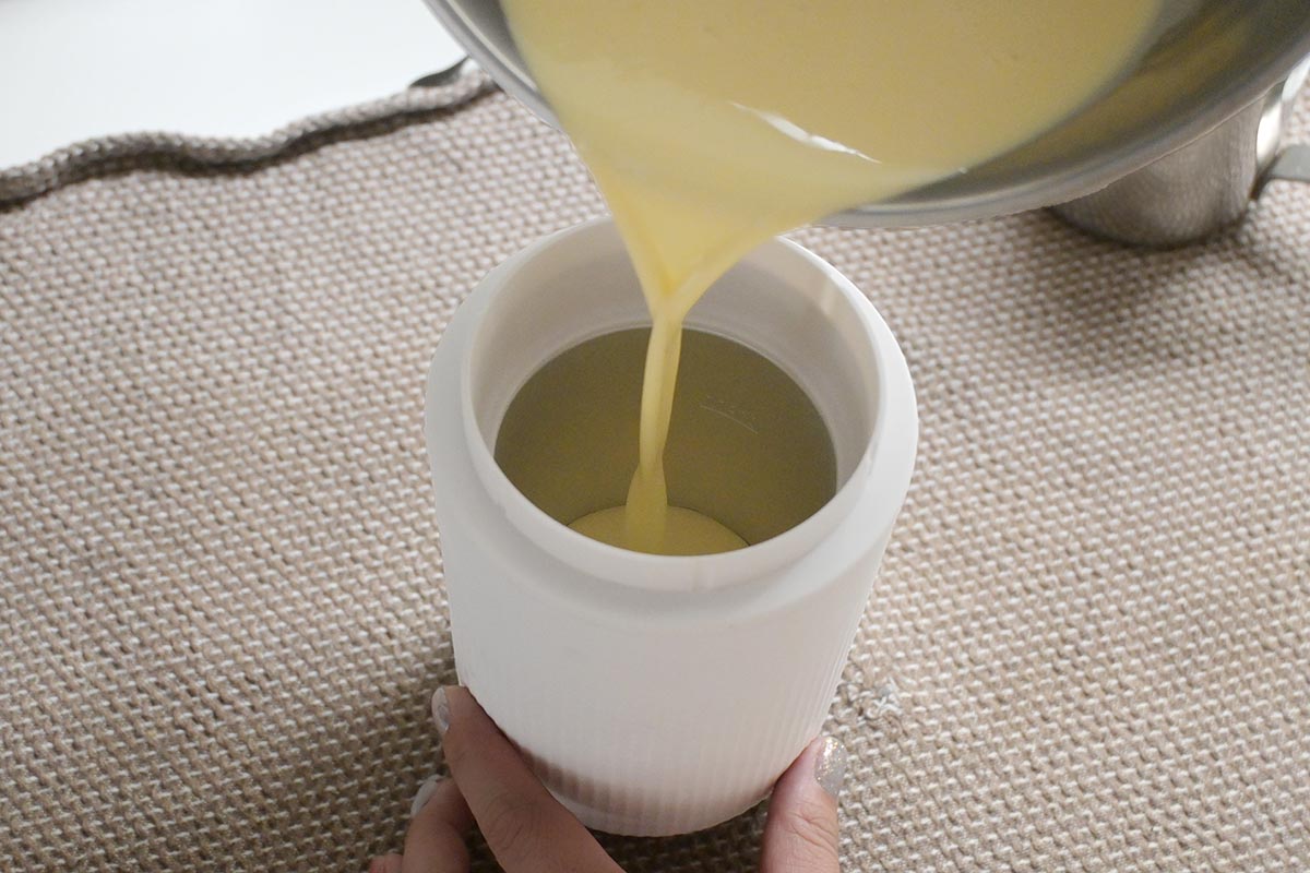冷やした材料を本体に投入