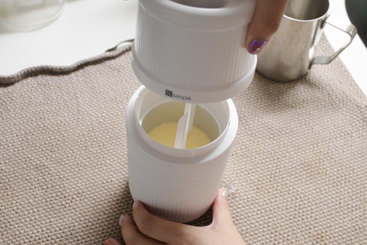 本体(上の部分)と、保冷容器(下の部分)それぞれにある凹凸箇所を合わせるようにして装着すればOK