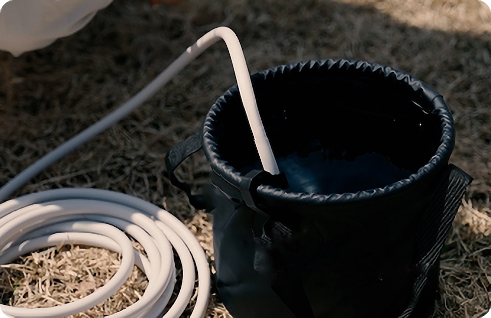 付属のホースと折り畳み式バケツを使えば、より長時間の連続洗浄が可能