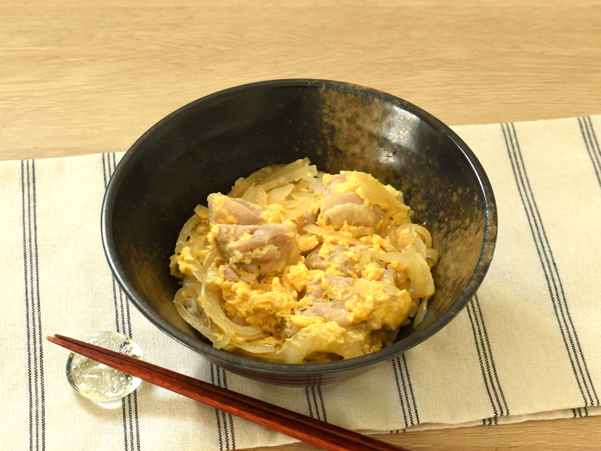 調味料はめんつゆだけのカンタン親子丼です