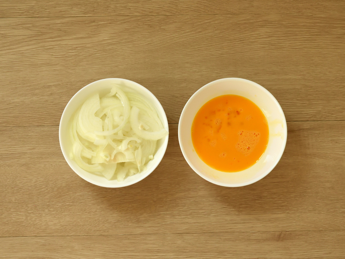 玉ねぎを切って、卵を溶いておきます