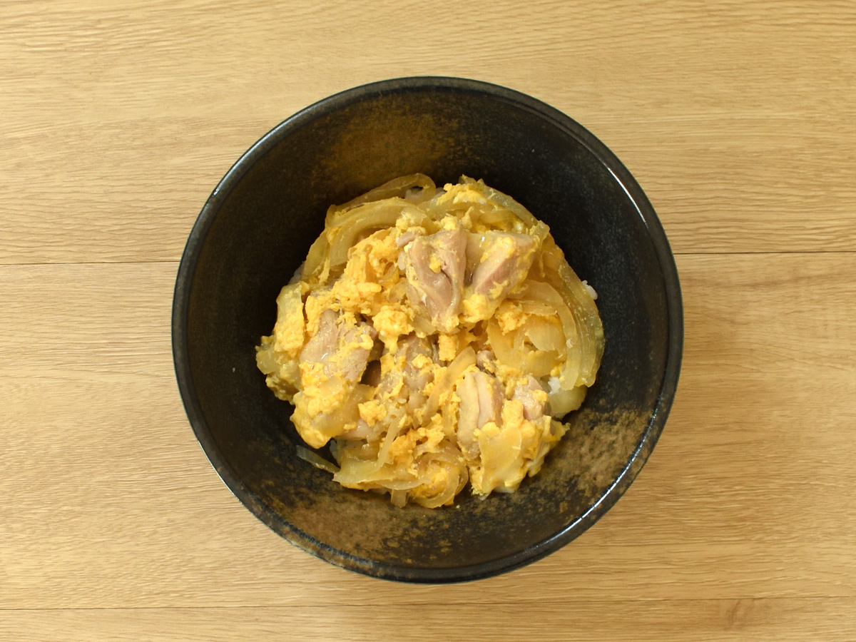 ごはんの上に具をのせます