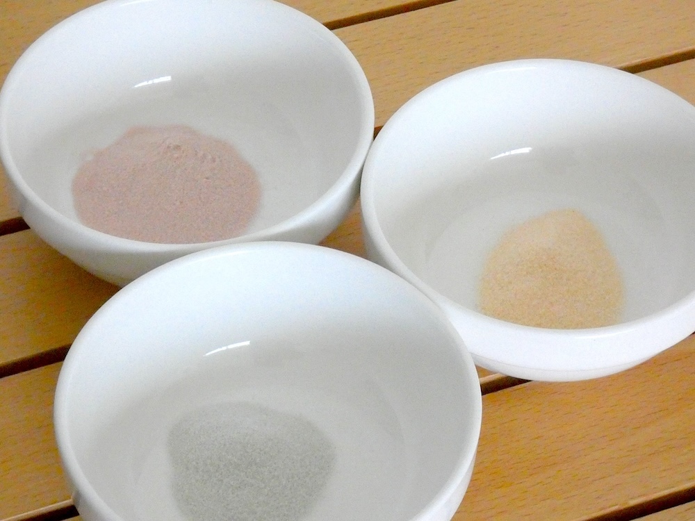 それぞれのゼリーの素を別々の耐熱容器に入れる