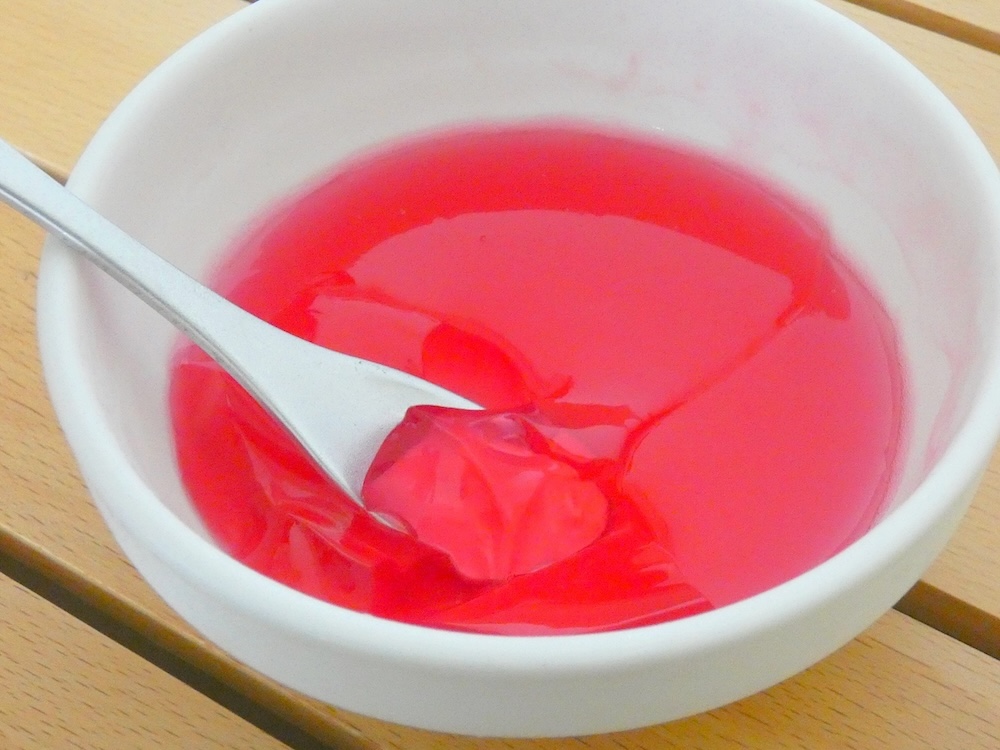 冷蔵庫に2～3時間入れておくと、プルプルのゼリーができあがる