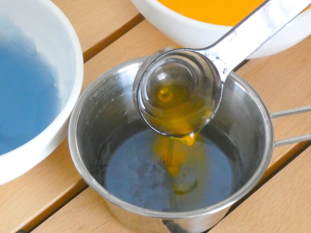 青色と黄色を同量混ぜると