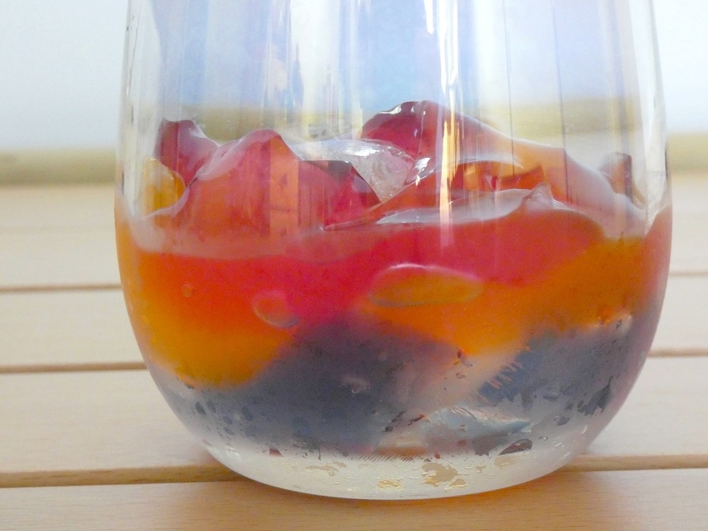 ゼリーを粗めにカットして深めの容器に混ぜながら入れる