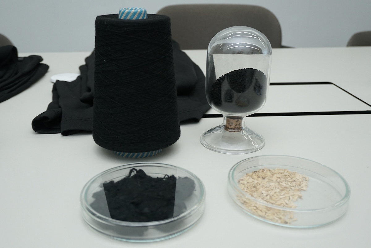 トリポーラスを練り込んだ糸により独自の新しい生地であるR FABがつくられています。ソニー独自の試験により色落ちにも強いことが確認されています