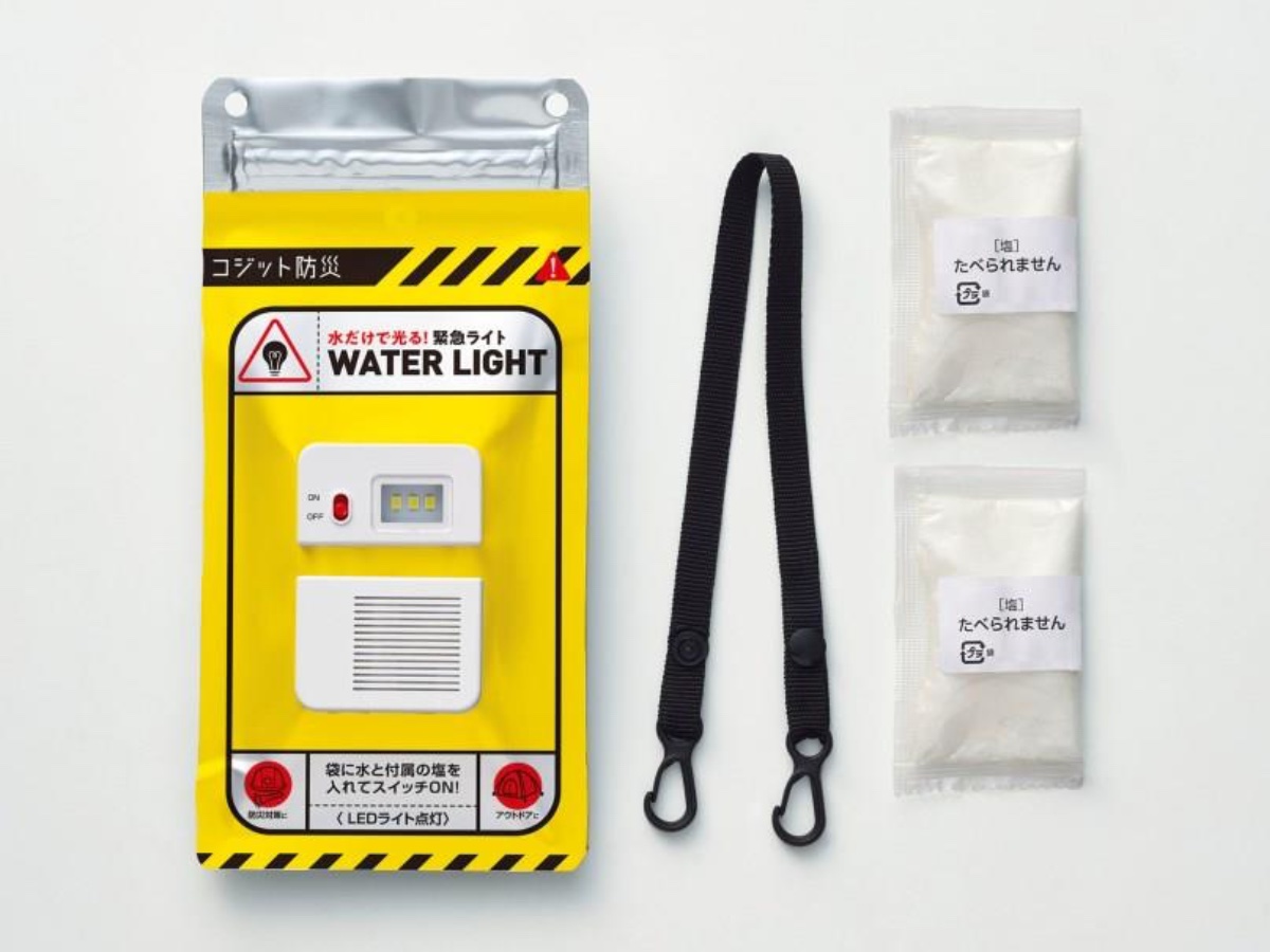 水と付属の塩1袋を入れて振り、約2分経てば発電する。塩は予備1袋付き