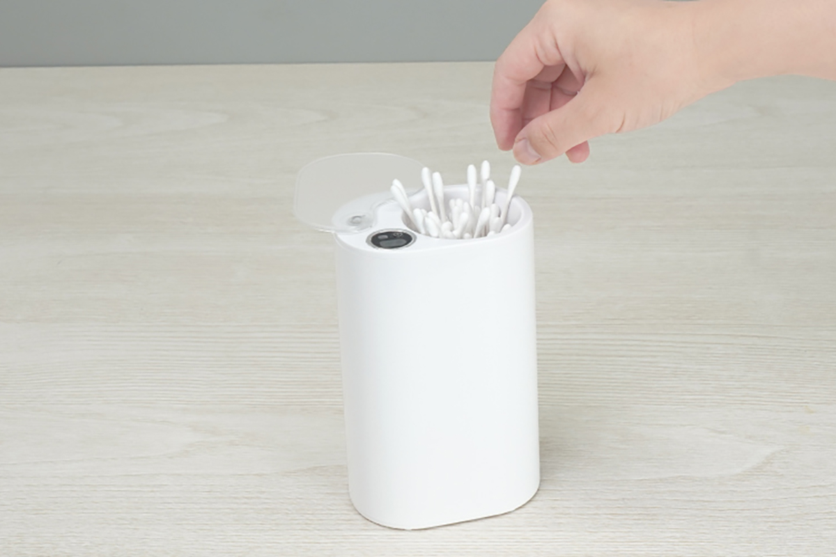 手を触れずに綿棒を取り出せる