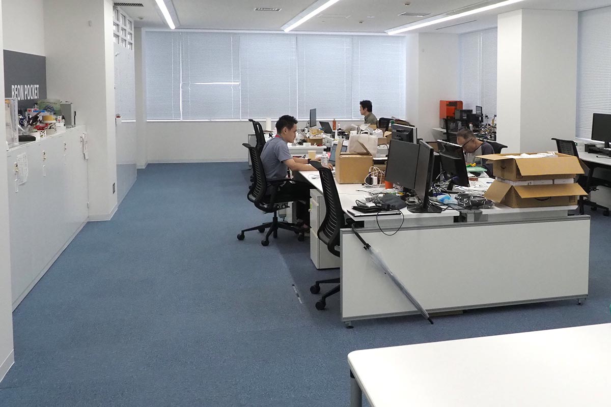 オフィスを訪ねると、販売店への対応や、今後の製品などについての声も聞こえた
