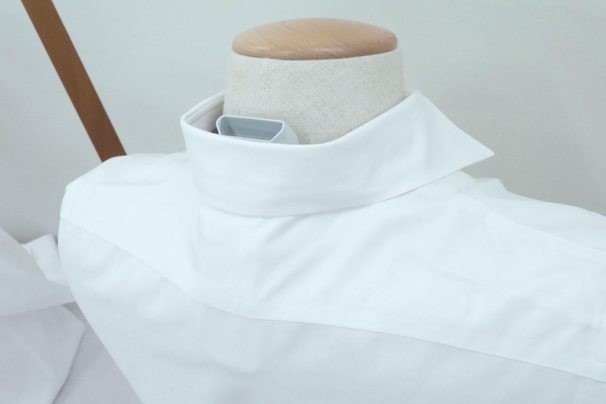 シャツの下に装着することで、周りから目立ち過ぎずに冷えや温かさを実感