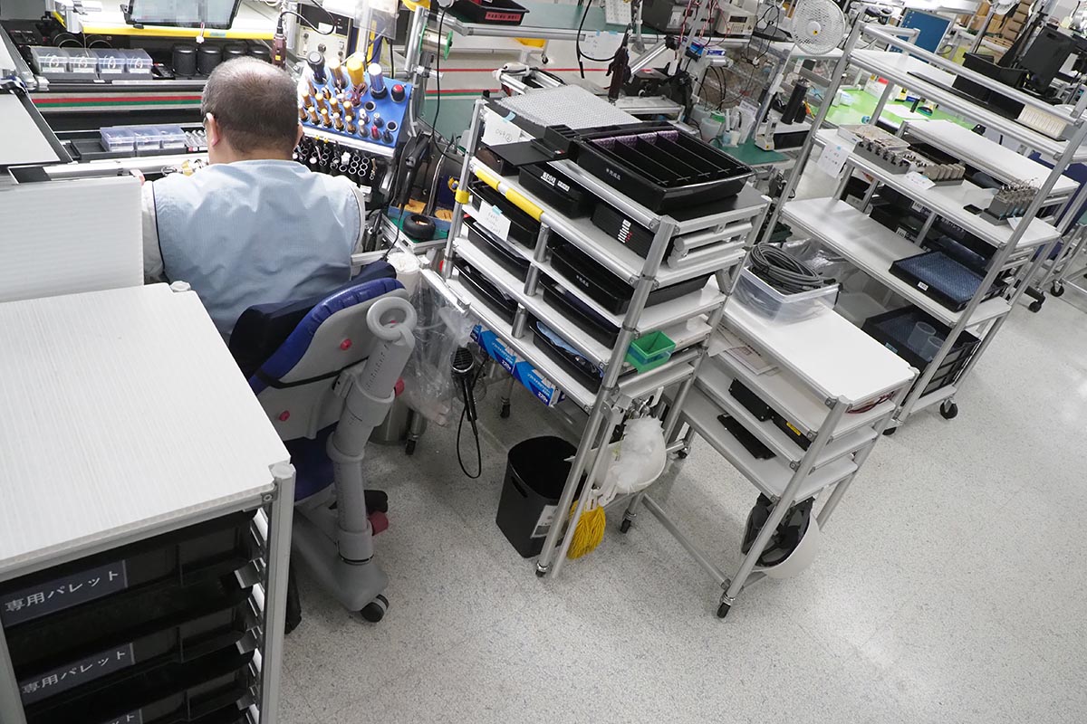 働く人たちに最適化した机などの作業スペース。細かな部分にも改善が重ねられている