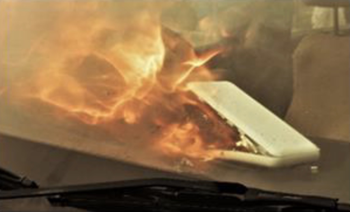 自動車内でモバイルバッテリーが発火する様子(再現実験)