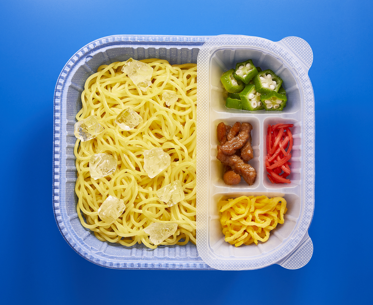 じつは「氷はレンジでほぼ溶けない」という特性を逆手にとった冷凍食品もあります。それがニチレイフーズの「冷やし中華」。角氷をゴロゴロ入れることで「麺と具を解凍しつつ、氷で冷たく食べられる」という珍しい製品です(画像：ニチレイフーズ)