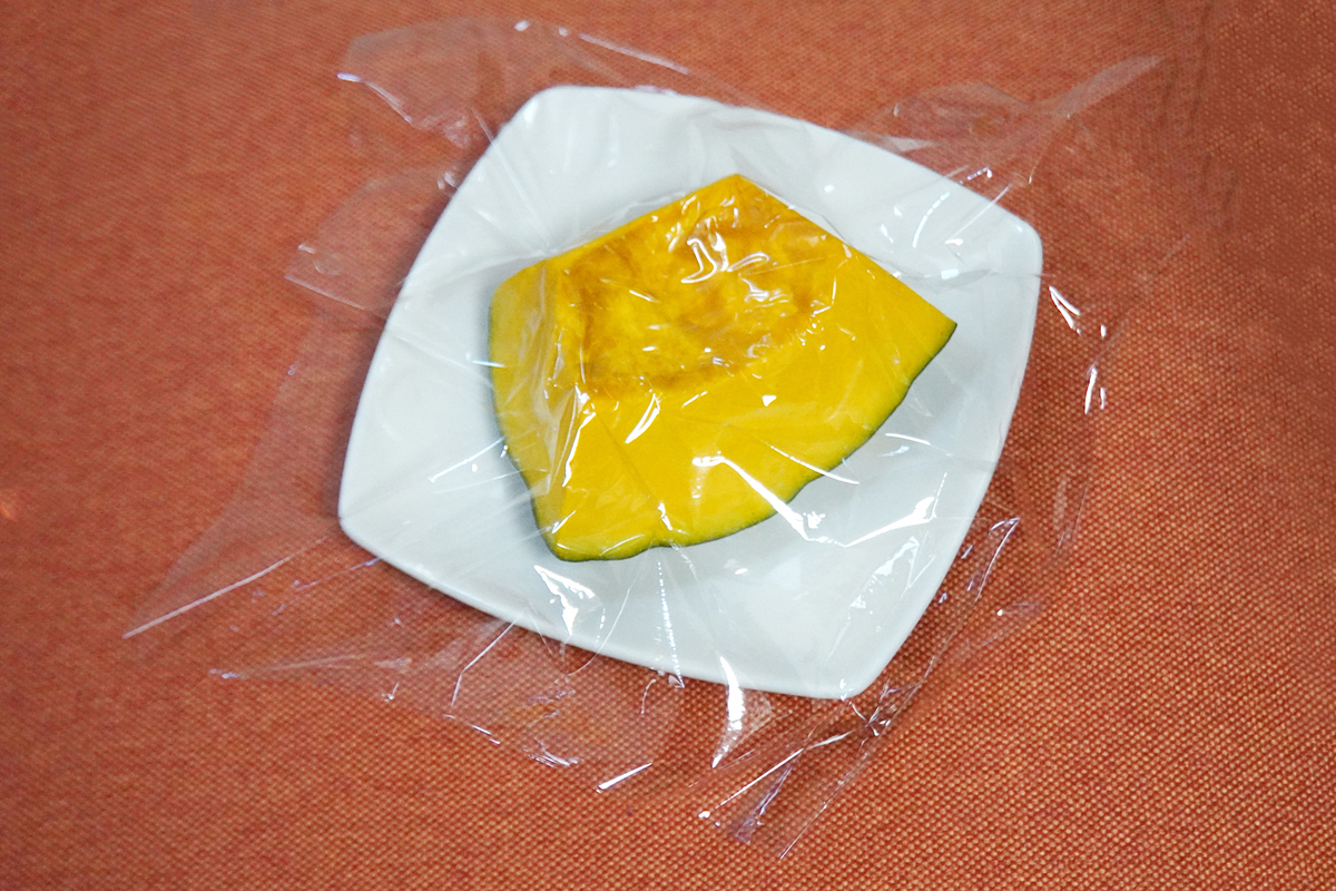 「乾燥が気になる」という場合は、ラップをお皿にふんわりとのせて食材だけにラップを密着させます(ラップの端は皿に密着させない)。こうすることで、ラップと食材上部が密着してセンサーが食品の温度変化を感知しやすく、加熱時の蒸気も逃がせるのだとか