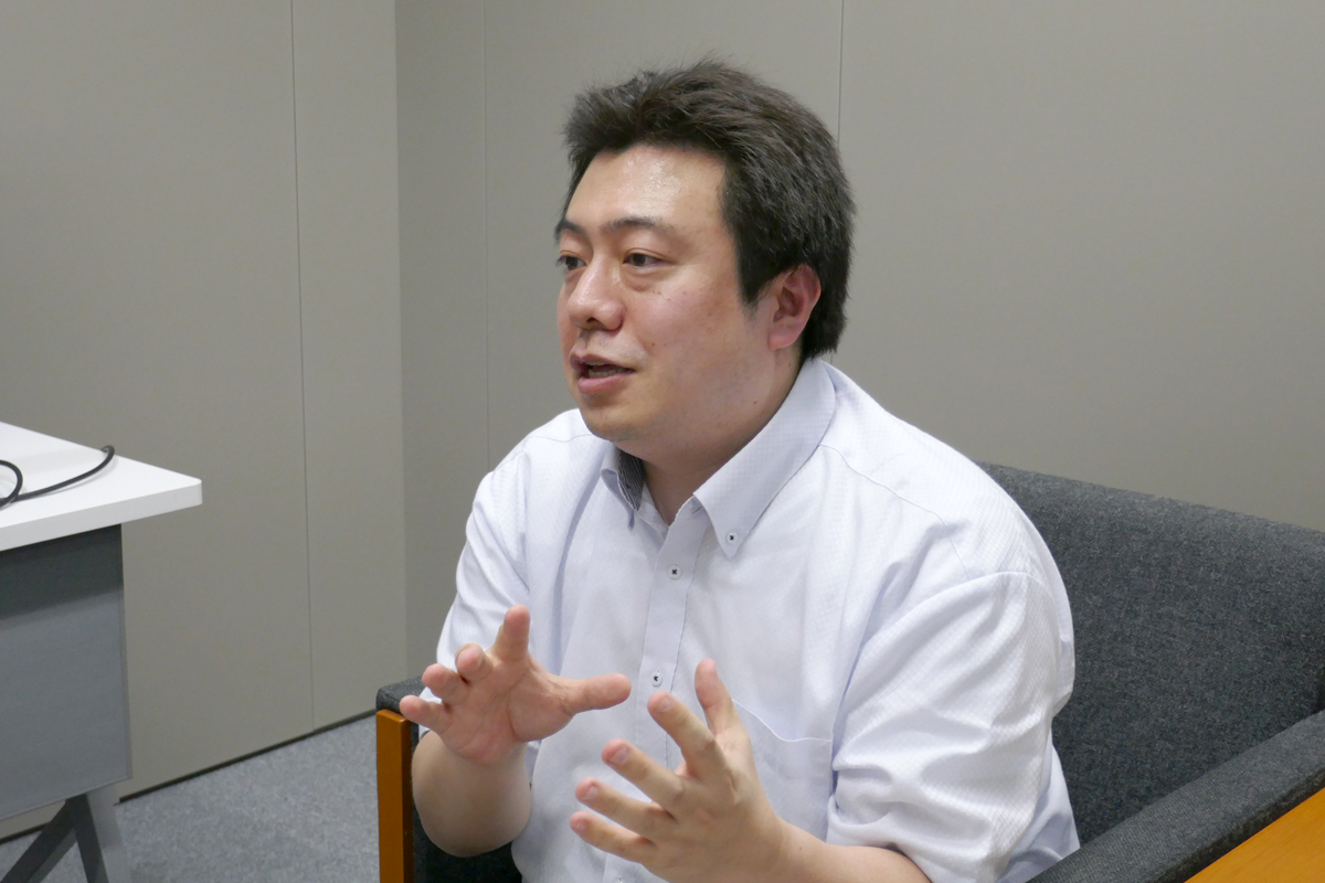 電子レンジの仕組みについて説明する、東芝ライフスタイルのキッチンソリューション事業部 キッチン商品企画担当参事の澤将太さん