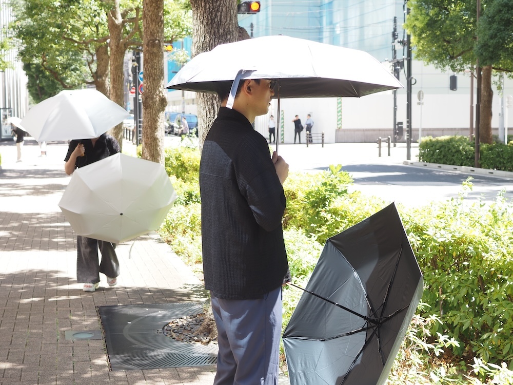 熱心に日傘を差し比べて歩き回るメンバー